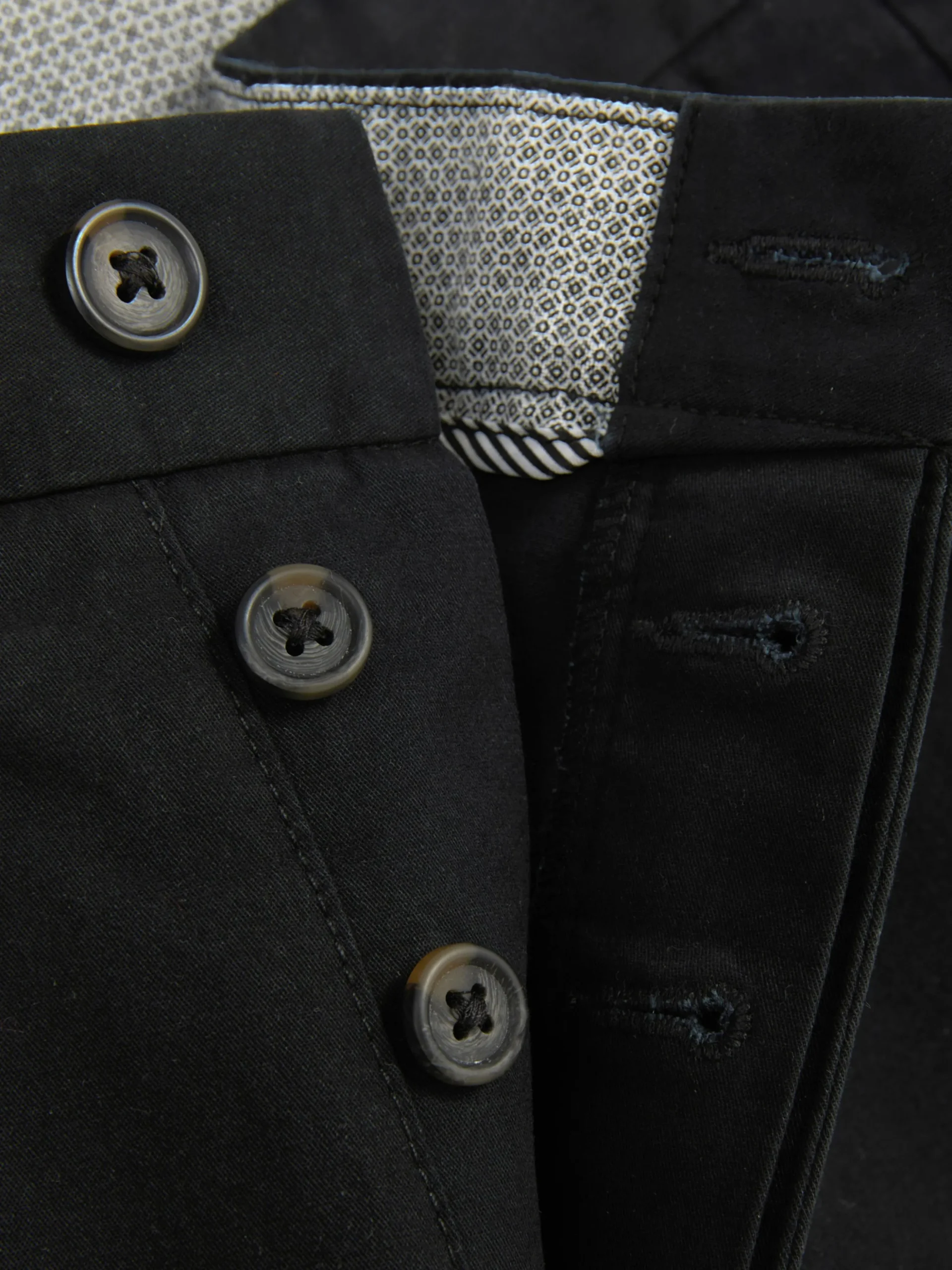 Calças Chino Elásticas Corte Perna Direita