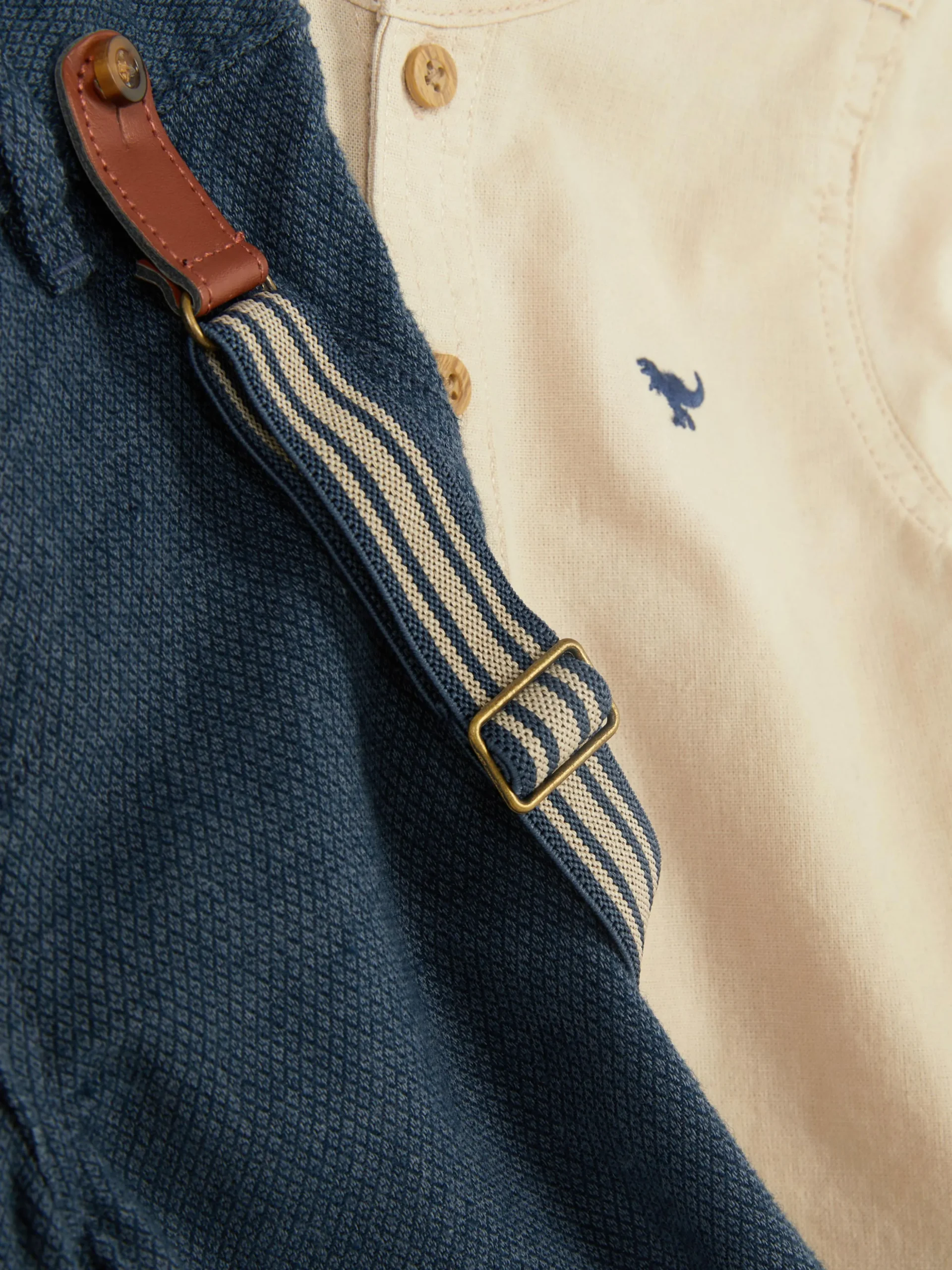 Camisa Botões/calças C/suspensórios