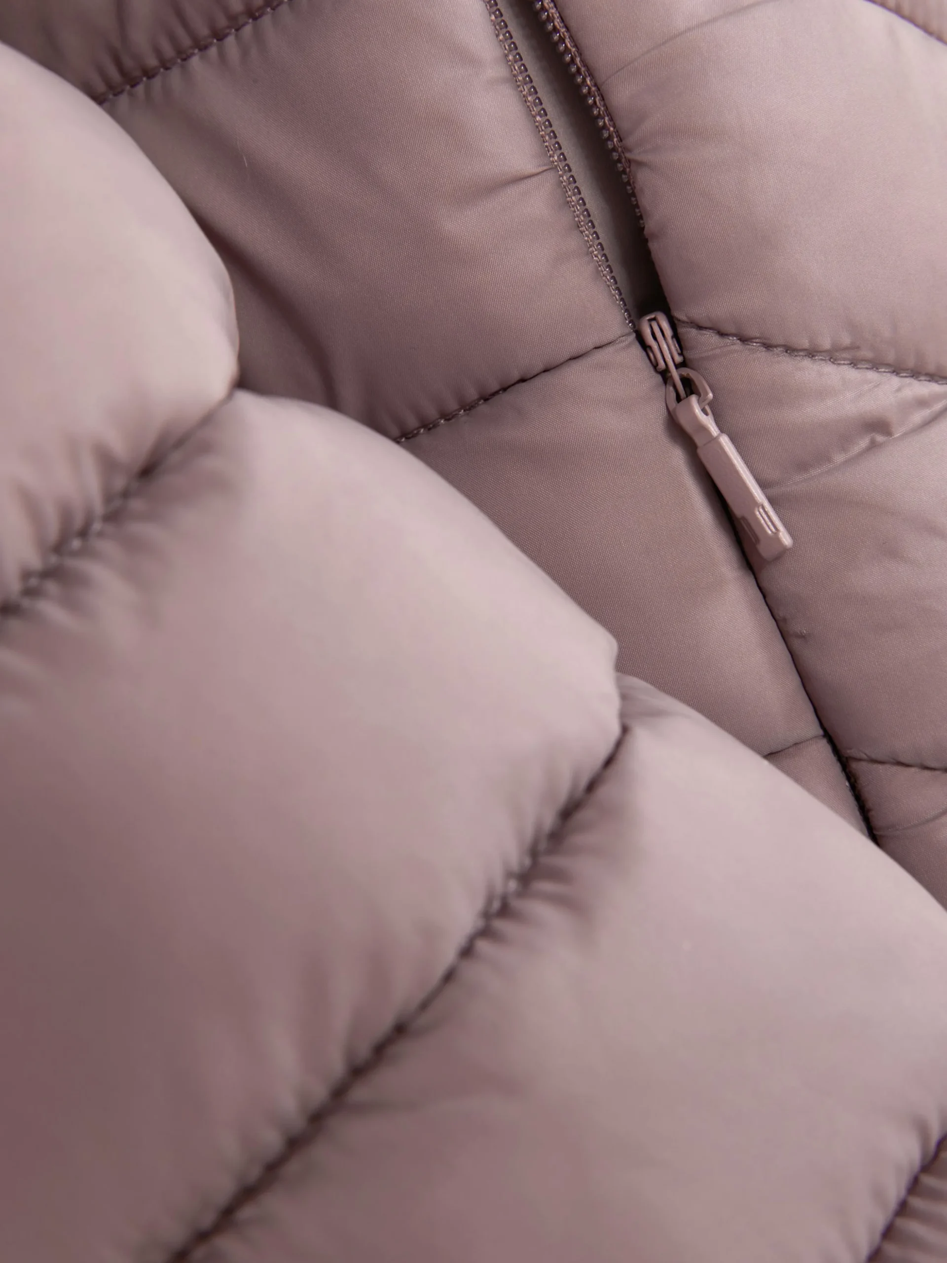 Casaco Acolchoado Leve Com Capuz