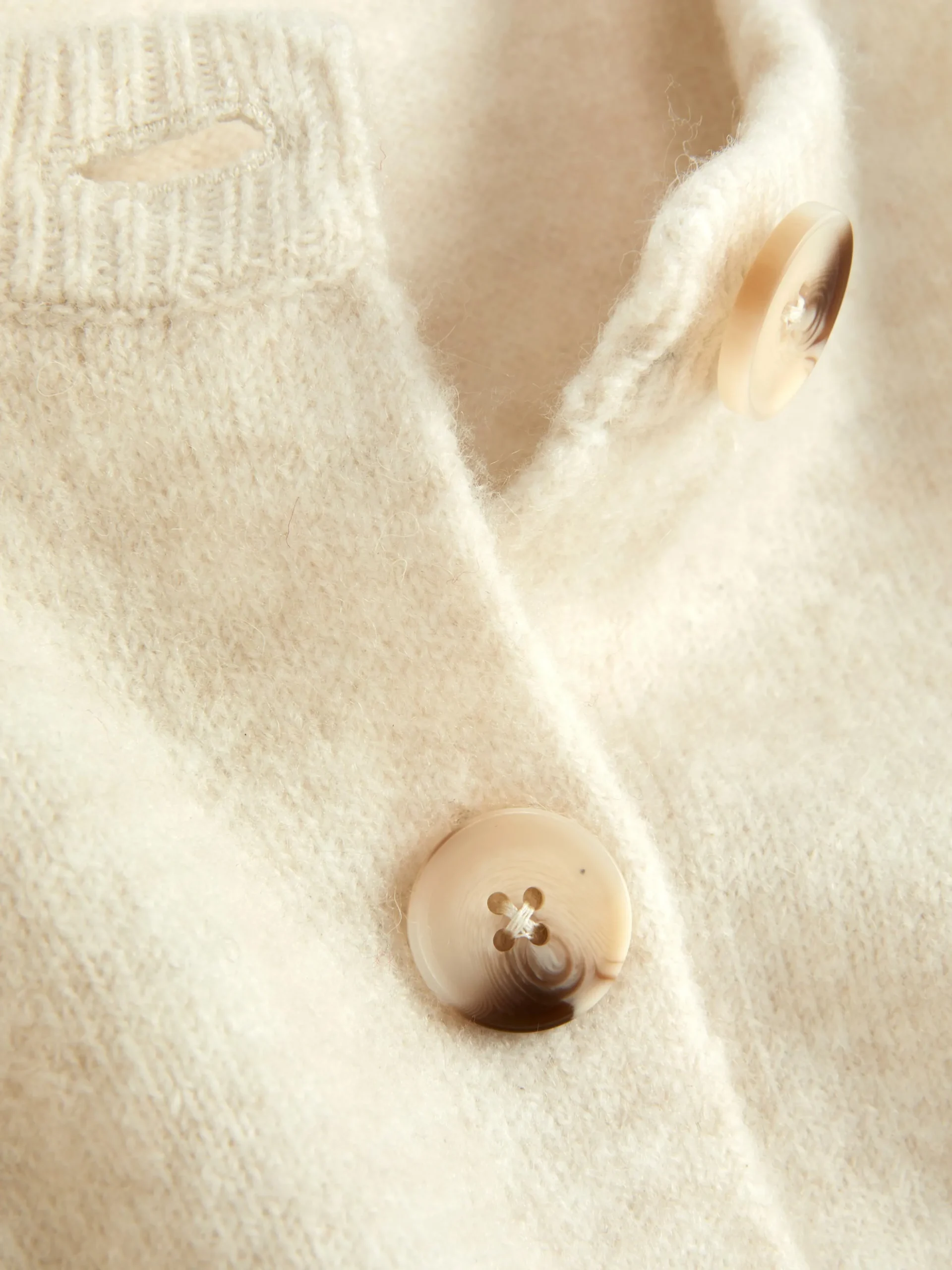 Casaco Malha Gola Redonda Botões