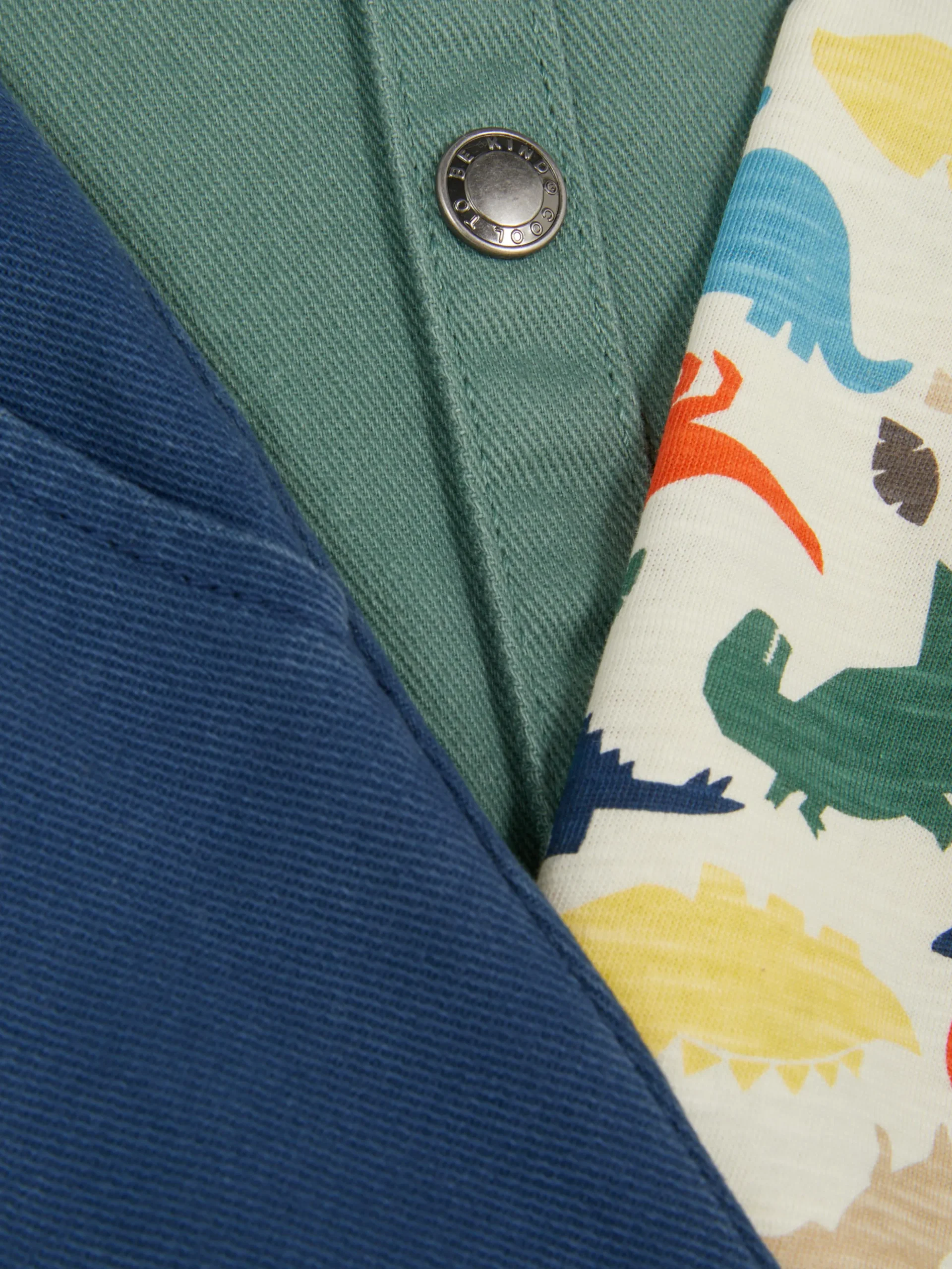 Conjunto T-shirt Dinossauro, Calças Chino E Casaco Camiseiro